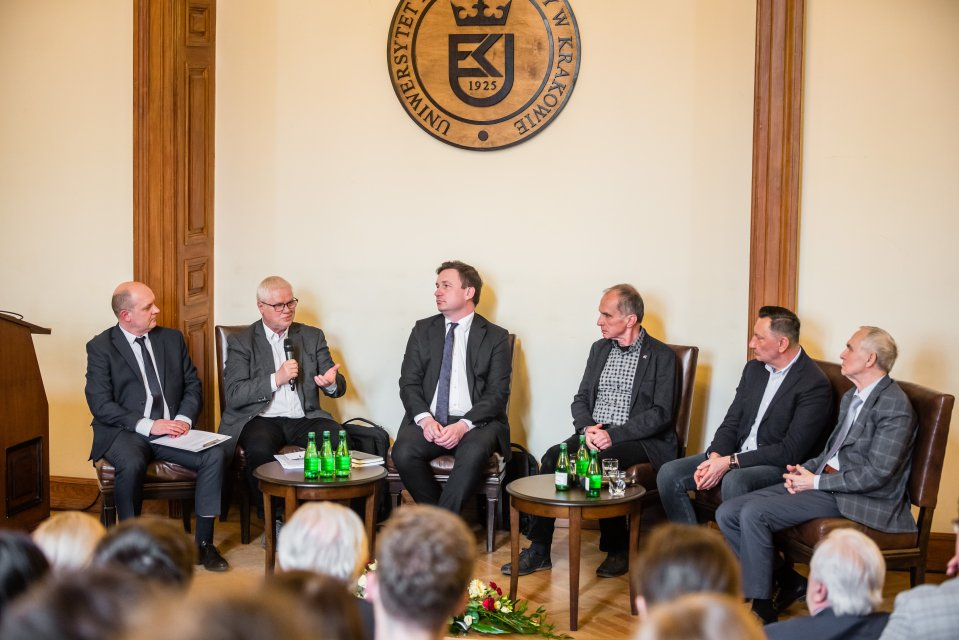20 kwietnia 2023 r. w Starej Auli, w Budynku Głównym Uniwersytetu Ekonomicznego w Krakowie odbyła się debata pt. Gorszy pieniądz wypiera lepszy – czego Kopernik mógłby nauczyć banki centralne