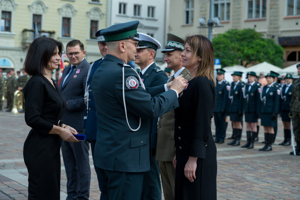 Dziekan dr hab. Anna Moździerz, prof. UEK została wyróżniona srebrną odznaką „Zasłużony dla Krajowej Administracji Skarbowej”